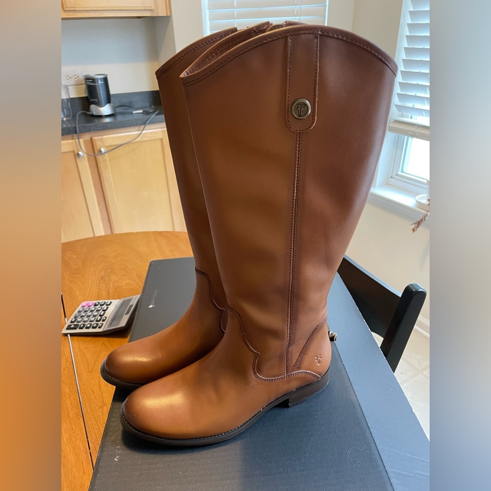 BRAND NEW Frye Marissa Medallion Boots Size 8.5